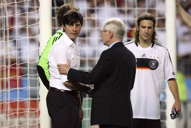 V.li.: Bundestrainer Joachim Löw, DFL Präsident Dr. Reinhard Rauball und Torsten Frings (alle Deutschland) enttäuscht Fußball EM Herren Euro 2008, Länderspiel, Finale, Nationalmannschaft, Nationaltrikot, Gruppe Wien Enttäuschung,