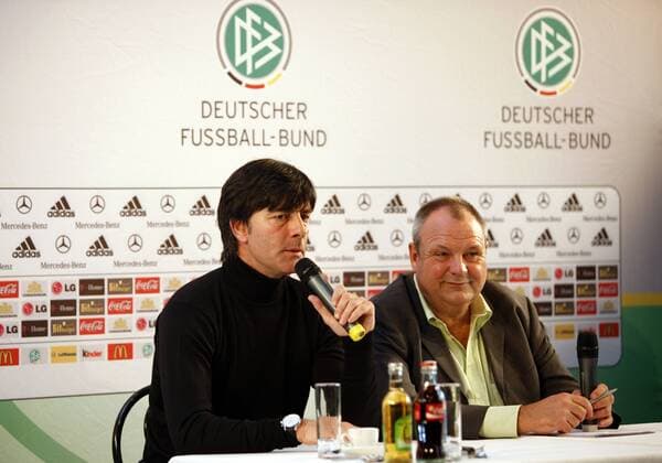 Bundestrainer Joachim Löw (li.) und DFB Pressesprecher Harald Stenger (beide Deutschland) - Pressekonferenz Fußball Herren Nationalmannschaft 2008, Pressetermin, Gruppe Düsseldorf