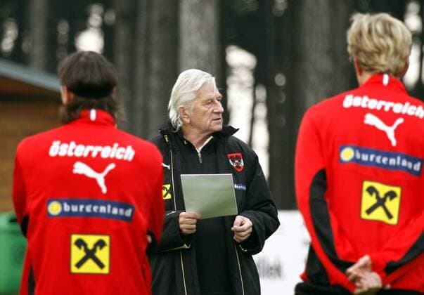 Nationaltrainer Karel Brückner (Österreich) - Mannschaftsbesprechung -  Fußball Herren Nationalmannschaft 2008, Training Gruppe Lindabrunn
