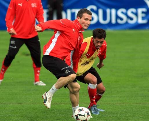 Alexander Frei (Schweiz, li.) im Duell Fußball Herren Nationalteam 2008, Training Gruppe Freienbach Dynamik, 