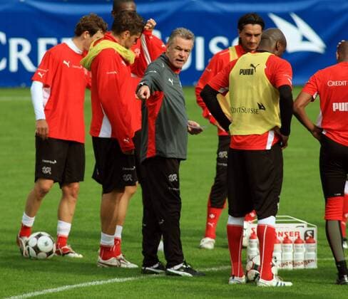Nationaltrainer Ottmar Hitzfeld (Schweiz) instruiert sein Team Fußball Herren Nationalteam 2008, Training Gruppe Freienbach 
