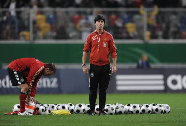 Bundestrainer Joachim Löw (Mitte) und Co Trainer Hans Dieter Flick (beide Deutschland) inmitten von Bällen Fußball Herren Nationalteam 2008, Training Gruppe Düsseldorf