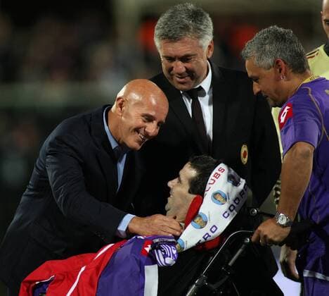 Stefano Borgonovo (Mitte) leidet unter der Lou Gehrig Krankheit, zu seinem Benefizspiel sind u.a. Roberto Baggio (re.), Arrigo Sacchi (li.) und Trainer Carlo Ancelotti (AC Mailand alle Italien) erschienen -  Fußball Herren Serie A 2008 2009, 1. italienische Liga, AC Florenz, Benefizspiel, Benefiz, Wohltätigkeit, Charity Gruppe Florenz Freude,