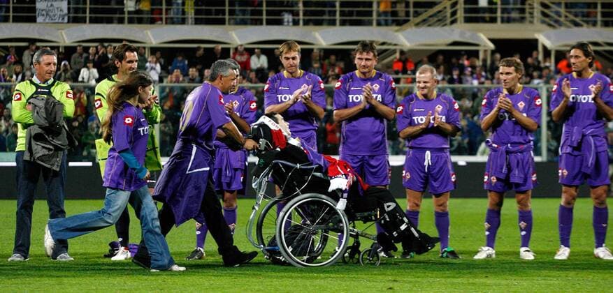 Roberto Baggio schiebt den Rollstuhl des unter der Lou Gehrig Krankheit leidenden Stefano Borgonovo (beide Italien) anlässlich dessen Benefizspiels -  Fußball Herren Serie A 2008 2009, 1. italienische Liga, AC Florenz, Benefizspiel, Benefiz, Wohltätigkeit, Charity Totale Florenz