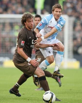 Marcel Eger (St. Pauli, li.) gegen Benjamin Lauth (1860) Fußball 2. BL Herren Saison 2008 2009, FC St. Pauli - TSV 1860 München Gruppe Hamburg Dynamik,