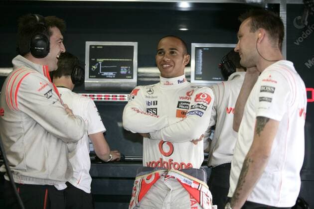 Lewis Hamilton (England McLaren Mercedes) mit Mechanikern im Gespräch Motorsport Grand Prix Herren Großer Preis von Japan 2008, Formel 1 Weltmeisterschaft, F1, F, GP, WM Gruppe Fuji