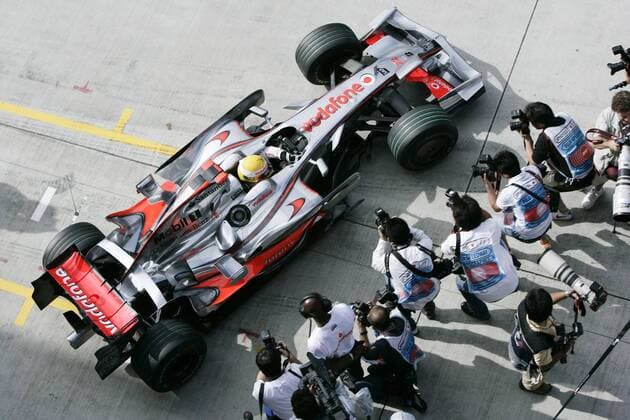 Lewis Hamilton (England McLaren Mercedes) im Visier der Fotografen Motorsport Grand Prix Herren Großer Preis von Japan 2008, Formel 1 Weltmeisterschaft, F1, F, GP, WM Totale Fuji