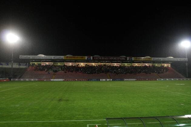 Fußball, Stadiongeschichte SpVgg Unterhaching Spielunterbrechung im Generali Sportpark am Rande der DFB Pokal Partie von Haching - Die Zuschauer flüchten auf die oberen Ränge, um sich vor den Wassermassen zu schützen Fußball Herren DFB Pokal 2008 2009, Pokalspiel SpVgg Haching Totale Unterhaching