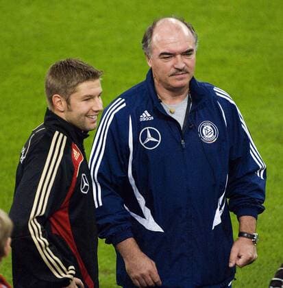 Thomas Hitzlsperger (li.) und U17 Bundestrainer Jörg Daniel (beide Deutschland) Fußball Herren Nationalteam 2008, Training Gruppe Düsseldorf