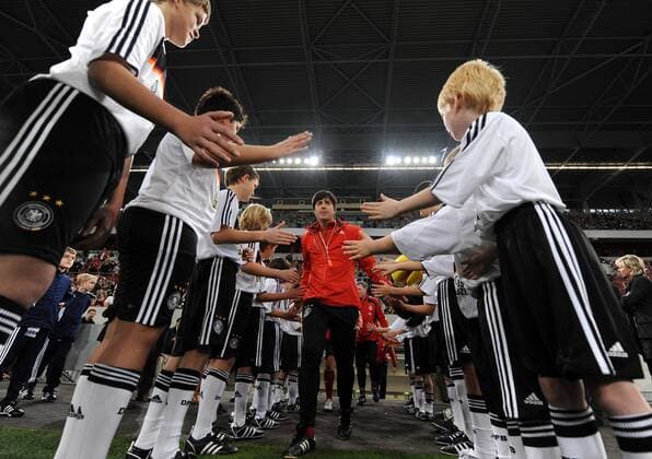 Bundestrainer Joachim Löw (Deutschland) wird von jungen Fußballern begrüßt Fußball Herren Nationalteam 2008, Öffentliches Training Gruppe Düsseldorf