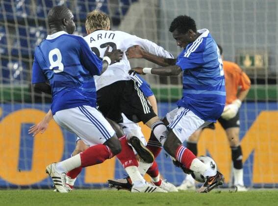 Marko Marin (Deutschland U 21, Mitte) gegen Blaise Matuidi (re.) und Moussa Sissoko (beide Frankreich U 21) Fußball Länderspiel Herren U21 EM Qualifikation 2008, Nationalmannschaft, Nationaltrikot, Gruppe Magdeburg Dynamik,