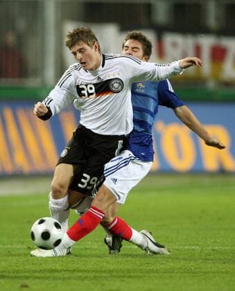 Toni Kroos (Deutschland U21, li.) gegen Anthony Mounier (Frankreich U21) Fußball Länderspiel Herren U 21 EM Qualifikation 2008, Nationalteam, Nationaltrikot, Deutschland - Frankreich Gruppe Magdeburg Dynamik, Kampf,