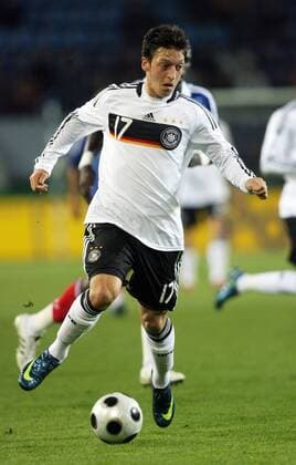 Mesut Özil (Deutschland U21) Fußball Länderspiel Herren U 21 EM Qualifikation 2008, Nationalteam, Nationaltrikot, Deutschland Einzelbild Magdeburg Dynamik,