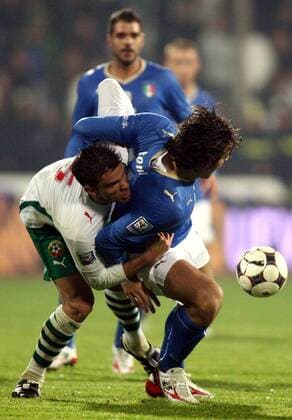 Luca Toni (Italien, re.) gegen Valentin Iliev (Bulgarien) -  Fußball Länderspiel Herren WM Quali 2008, Nationalmannschaft, Nationaltrikot, Bulgarien - Italien 0:0 Gruppe Sofia Dynamik, Kampf,