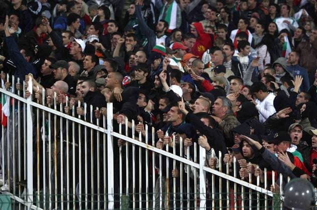 Bulgarische Fans hinter einer Absperrung -  Fußball Länderspiel Herren WM Quali 2008, Nationalmannschaft Totale Sofia Spannung,