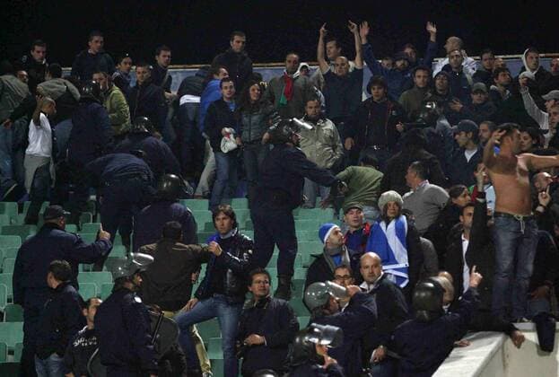 Ausschreitungen zwischen italienischen Fans und der Polizei -  Fußball Länderspiel Herren WM Quali 2008, Nationalmannschaft Totale Hool, Hools Sofia Spannung,