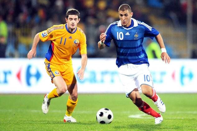 Karim Benzema (Frankreich, re.) gegen Razvan Cocis (Rumänien) -  (pan28284) Fußball Länderspiel Herren WM Qualifikation 2008, Nationalteam, Nationaltrikot, Rumänien - Frankreich 2:2, Vdig Gruppe Constanta Dynamik,