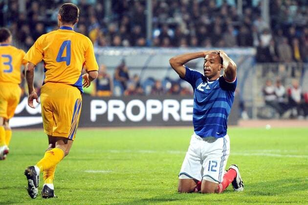 Thierry Henry (Frankreich) enttäuscht -  (pan28284) Fußball Länderspiel Herren WM Qualifikation 2008, Nationalteam, Nationaltrikot, Rumänien - Frankreich 2:2, Vdig Gruppe Constanta Enttäuschung, Verzweiflung,