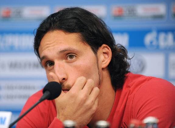 Kevin Kuranyi (Schalke) - Pressekonferenz zu seinem Rauswurf aus der Nationalmannschaft Fußball 1. BL Herren Saison 2008 2009, FC Schalke 04, Porträt Gelsenkirchen Nachdenklichkeit,