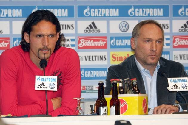 Kevin Kuranyi (li.) und Manager Andreas Müller (beide Schalke) nehmen auf der Pressekonferenz Stellung zu Kuranyis Rauswurf aus der deutschen Nationalmannschaft Fußball 1. BL Herren Saison 2008 2009, FC Schalke 04, Pressekonferenz, Pressetermin Gruppe Gelsenkirchen