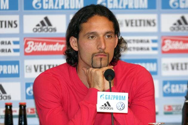 Kevin Kuranyi (Schalke) nimmt auf der Pressekonferenz Stellung zu seinem Rauswurf aus der deutschen Nationalmannschaft Fußball 1. BL Herren Saison 2008 2009, FC Schalke 04, Pressekonferenz, Pressetermin Einzelbild Gelsenkirchen