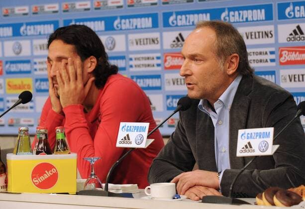 Manager Andreas Müller (re.) und Kevin Kuranyi (beide Schalke) nehmen auf einer Pressekonferenz Stellung zu Kuranyis Rauswurf aus der deutschen Nationalmannschaft Fußball 1. BL Herren Saison 2008 2009, FC Schalke 04, Pressekonferenz, Pressetermin Gruppe Gelsenkirchen