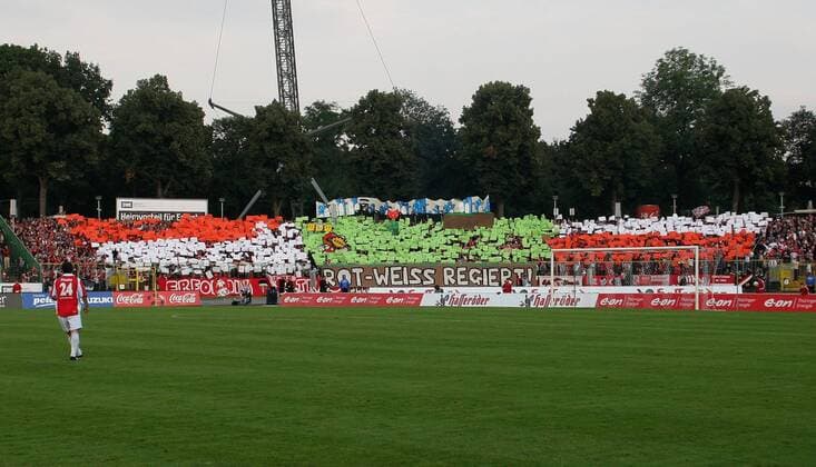 Fanchoreografie im Steigerwaldstadion, Heimspielstätte von Rot Weiß Erfurt Fußball Herren 3. Liga 2008 2009, FC Rot Weiß Erfurt, RWE RW Totale Erfurt