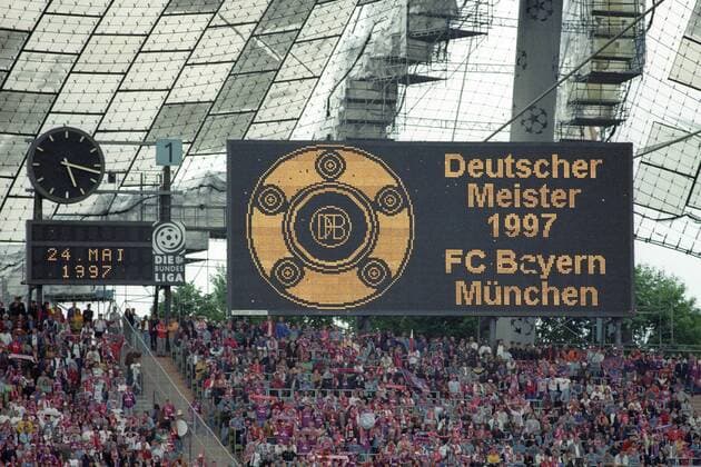 Fußball, FC Bayern München, Deutscher Meister 1997 Deutscher Meister 1997 - FC Bayern München - auf der Anzeigetafel Fußball 1. BL Herren DEUTSCHSPRACHIGE SPORTZEITSCHRIFTEN UND -ZEITUNGEN NUR NACH RÜCKSPRACHE, Saison 1996 1997, Totale München
