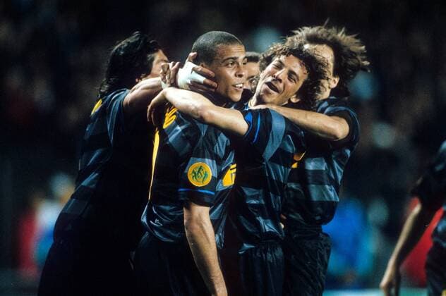 Ronaldo (2.v.li.) und Francesco Moriero (beide Inter Mailand, 2.v.re.) - Torjubel Fußball EC 3 Herren UEFA Cup 1997 1998, Pokal, Europapokal, FC Internazionale Mailand Gruppe Paris Freude,