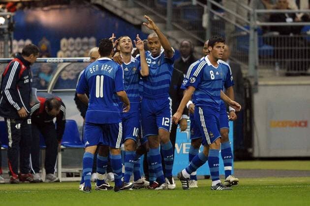 Karim Benzema (li.) und Thierry Henry (beide Frankreich) - Torjubel -  Fußball Länderspiel Herren Freundschaftsspiel 2008, Testspiel, Test, Nationalteam, Nationaltrikot Gruppe Paris Glück, Freude,