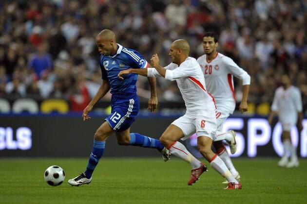 Thierry Henry (Frankreich, li.) im Zweikampf -  Fußball Länderspiel Herren Freundschaftsspiel 2008, Testspiel, Test, Nationalteam, Nationaltrikot Gruppe Paris Dynamik,