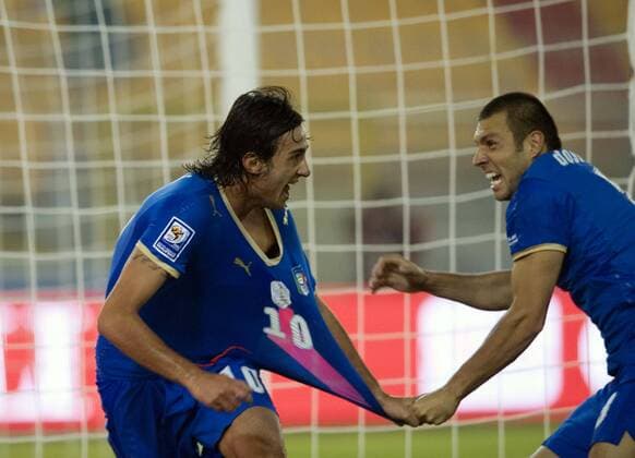 Alberto Aquilani (li.) und Andrea Dossena (beide Italien) - Torjubel -  Fußball Länderspiel Herren WM Quali 2008, Nationalmannschaft, Nationaltrikot Gruppe Lecce Freude,