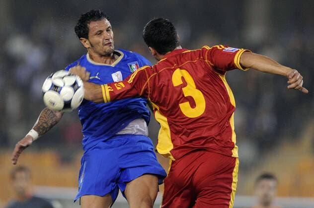 Simone Pepe (Italien, li.) gegen Milan Jovanovic (Montenegro) -  Fußball Länderspiel Herren WM Quali 2008, Nationalmannschaft, Nationaltrikot, Italien - Montenegro 2:1 Gruppe Lecce Dynamik,