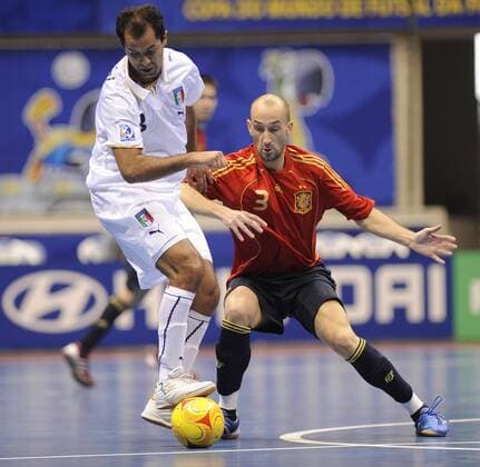 Pellegrini (Italien, li.) gegen Javi Eseverri (Spanien) - Fußball WM Herren Futsal WM 2008, Halle, Hallenfußball, Indoor, Länderspiel, Nationalteam, Nationaltrikot, Vdig Gruppe Rio de Janeiro Dynamik,