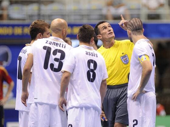 FIFA Schiedsrichter Antonio Alvarez (Kuba) diskutiert mit italienischen Spielern - Fußball WM Herren Futsal WM 2008, Halle, Hallenfußball, Indoor, Länderspiel, Nationalteam, Nationaltrikot, Vdig Gruppe Rio de Janeiro
