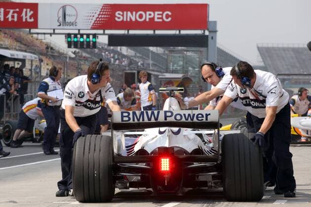 Mechaniker schieben Robert Kubica (Polen BMW Sauber) zurück an die Box Motorsport Grand Prix Herren Großer Preis von China 2008, Formel 1 Weltmeisterschaft, F1, F, GP, WM Gruppe Shanghai