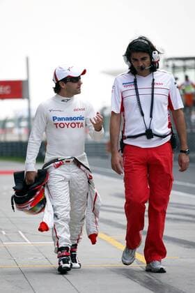 Timo Glock (Deutschland, re.) im Gespräch mit Renningenieur Francesco Nenci (Italien beide Toyota) Motorsport Grand Prix Herren Großer Preis von China 2008, Formel 1 Weltmeisterschaft, F1, F, GP, WM Gruppe Shanghai