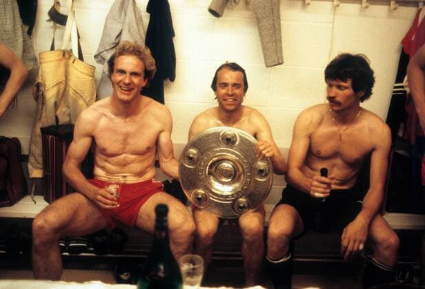 Bayern ist deutscher Meister - V.li. Karl Heinz Rummenigge, Wolfgang Kraus und Torwart Manfred Müller in der Kabine Fußball 1. BL Herren DEUTSCHSPRACHIGE SPORTZEITSCHRIFTEN UND -ZEITUNGEN NUR NACH RÜCKSPRACHE Gruppe München Freude,