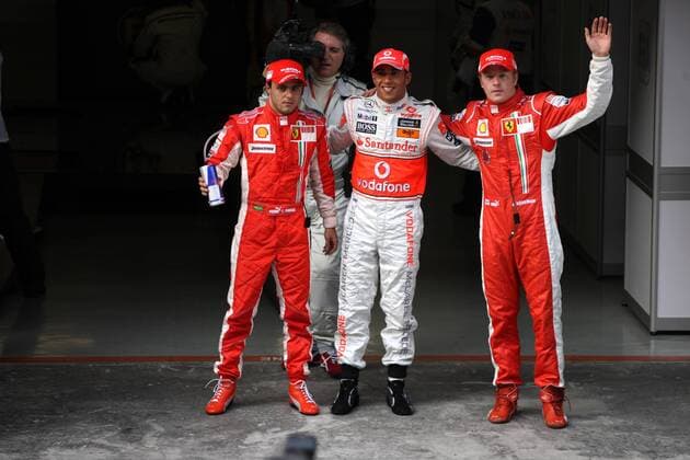 Qualifying GP von China 2008: Lewis Hamilton (England McLaren Mercedes, Mitte) holt sich die Pole Position vor Felipe Massa (Brasilien, li.) und dessen Teamkollegen Kimi Räikkönen (Finnland beide Ferrari) Motorsport Grand Prix Herren Großer Preis von China 2008, Formel 1 Weltmeisterschaft, F1, F, GP, WM, Qualifying Gruppe Shanghai