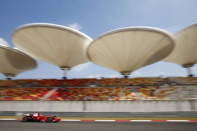 Kimi Räikkönen (Finnland Ferrari) in seinem Boliden auf dem Shanghai International Circuit -  Motorsport Grand Prix Herren Großer Preis von China 2008, Formel 1 Weltmeisterschaft, F1, F, GP, WM, Qualifying Totale Shanghai International Circuit Shanghai Dynamik,