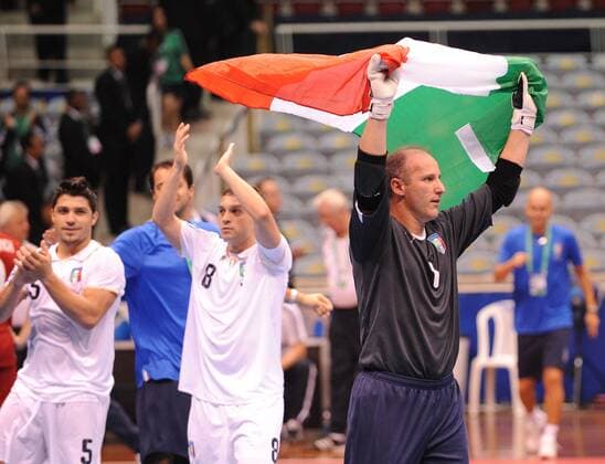 Italien feiert den dritten Platz bei der Futsal WM 2008, v.re.: Torwart Alexandre Feller, Saad Assis und Cleyton Baptistella - Fußball WM Herren Futsal WM 2008, Halle, Hallenfußball, Indoor, Länderspiel, Spiel um Platz 3, Nationalteam Gruppe Rio de Janeiro Freude,