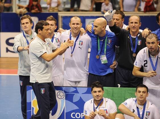 Italien feiert den dritten Platz bei der Futsal WM 2008, vorn li. Nationaltrainer Alessandro Nuccorini - Fußball WM Herren Futsal WM 2008, Halle, Hallenfußball, Indoor, Länderspiel, Spiel um Platz 3, Nationalteam Gruppe Rio de Janeiro