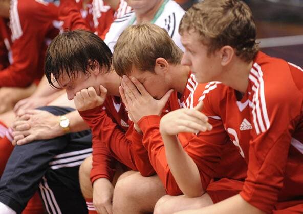 Russische Ersatzspieler registrieren enttäuscht die Niederlage im Spiel um den dritten Platz bei der Futsal WM 2008 - Fußball WM Herren Futsal WM 2008, Halle, Hallenfußball, Indoor, Länderspiel, Spiel um Platz 3, Nationalteam Gruppe Rio de Janeiro Verzweiflung,