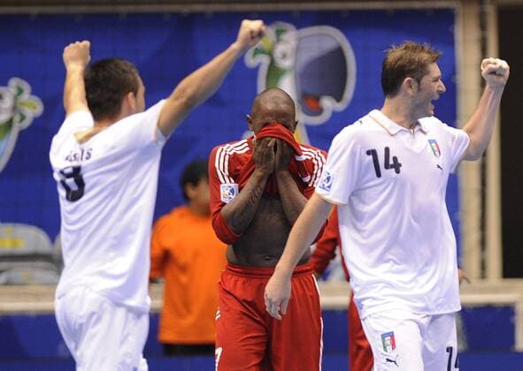 Pula (Russland) verzweifelt, vorn Patrick Nora (re.) und Saad Assis (beide Italien) - Fußball WM Herren Futsal WM 2008, Halle, Hallenfußball, Indoor, Länderspiel, Spiel um Platz 3, Nationalteam Gruppe Rio de Janeiro Enttäuschung,