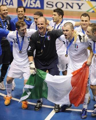 Italien feiert den driten Platz bei der Futsal WM 2008, vorn v.li.: Patrick Nora, Torwart Alexandre Feller und Fernando Grana - Fußball WM Herren Futsal WM 2008, Halle, Hallenfußball, Indoor, Länderspiel, Spiel um Platz 3, Nationalteam Gruppe Rio de Janeiro Freude,