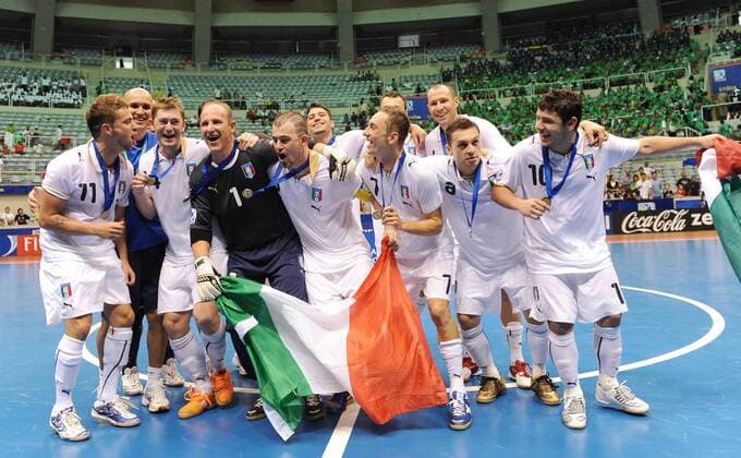 Italien feiert den driten Platz bei der Futsal WM 2008, vorn v.li.: Morgado, Patrick Nora, Torwart Alexandre Feller, Fernando Grana, Marcio Forte, Saad Assis und Adriano Foglia - Fußball WM Herren Futsal WM 2008, Halle, Hallenfußball, Indoor, Länderspiel, Spiel um Platz 3, Nationalteam Gruppe Rio de Janeiro Freude, Begeisterung,