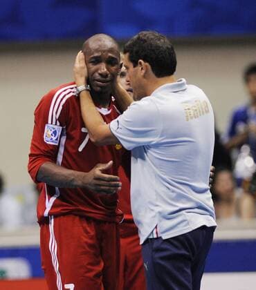 Pula (Russland, li.) wird von Nationaltrainer Alessandro Nuccorini (Italien) getröstet - Fußball WM Herren Futsal WM 2008, Halle, Hallenfußball, Indoor, Länderspiel, Spiel um Platz 3, Nationalteam Gruppe Rio de Janeiro Kameradschaft,