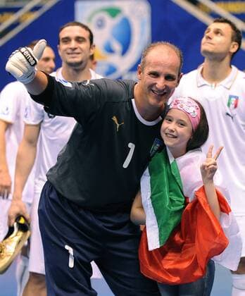 Torwart Alexandre Feller (Italien) feiert gemeinsam mit Tochter Yasmin den dritten Platz bei der Futsal WM 2008 - Fußball WM Herren Futsal WM 2008, Halle, Hallenfußball, Indoor, Länderspiel, Spiel um Platz 3, Nationalteam Gruppe Rio de Janeiro Glück, Freude,