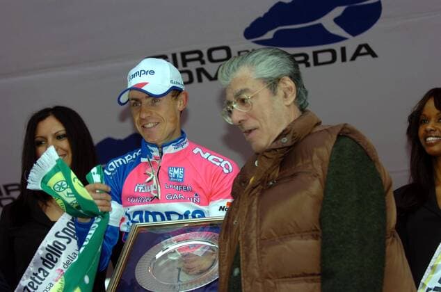 Sieger des Giro di Lombardia 2008 Damiano Cunego (Italien Lampre) neben Umberto Bossi (Italien), Parteivorsitzender der Lega Nord -  Radsport Herren Giro di Lombardia 2008, Lombardei Rundfahrt, Lombardeirundfahrt, Straßenradsport, Straße, Rad Gruppe Varese - Como Freude,