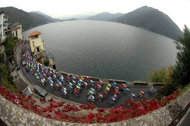 Peloton des Giro di Lombardia 2008 bewegt sich entlang des Comer Sees -  Radsport Herren Giro di Lombardia 2008, Lombardei Rundfahrt, Lombardeirundfahrt, Straßenradsport, Straße, Rad Totale Varese - Como